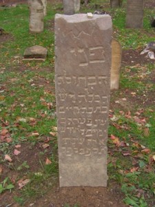 Tu odpočíva panna a nevesta, dcéra rabína Chaima (Chaim = život), ktorá umrela 24.02.1822 (bez uvedenia mena)
