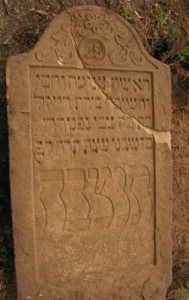 Tu odpočíva Rajzel, dôležitá a poctivá žena, dcéra rabína Tcvi – 01.02.1848
