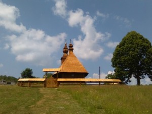 Obnovená časť drevenej ohrady chrámu v roku 2016